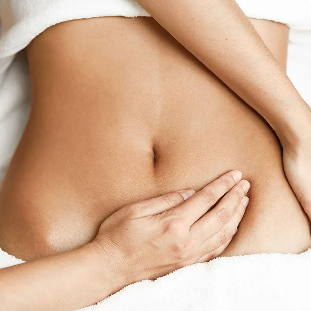 Therapeutische Behandlung des Bauchbereichs mit sanftem Handgriff