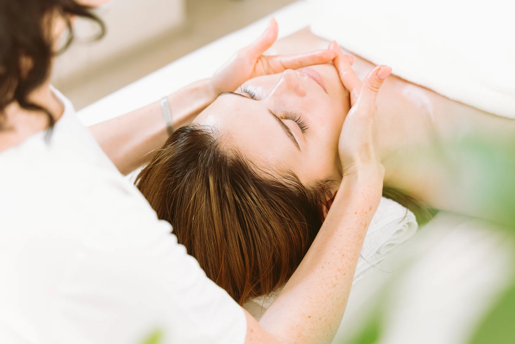 Sanfte manuelle Lymphdrainage im Kopf- und Gesichtsbereich